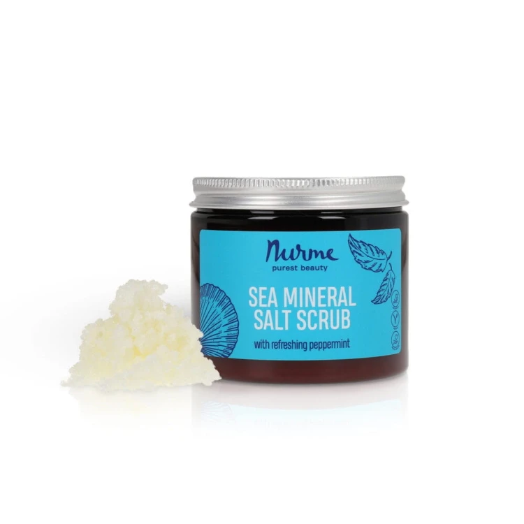Peeling solny Nurme Sea Mineral Salt Scrub 250 g – ciemny słoiczek z turkusową etykietą i biały kopczyk scruba z solą morską i miętą pieprzową na białym tle..jpg