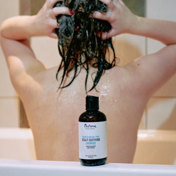 nurme-balneological-peat-scalp-soothing-shampoo-packshot-butelka-2-250ml.jpg