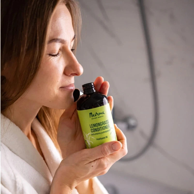 nurme-lemongrass-conditioner-lifestyle-kobieta-szlafrok-wacha.jpg