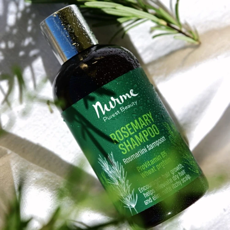 nurme-rosemary-shampoo-pro-vit-b5-lifestyle-galazki-rozmarynu-mokra-butelka.jpg