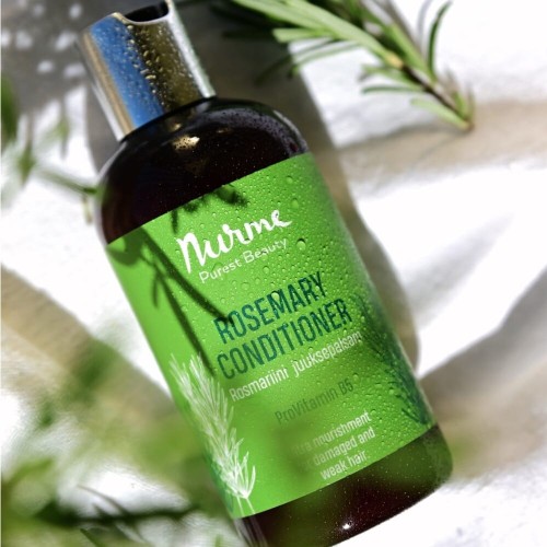 nurme-rosemary-conditioner-lifestyle-galazki-rozmarynu-mokra-butelka.jpg