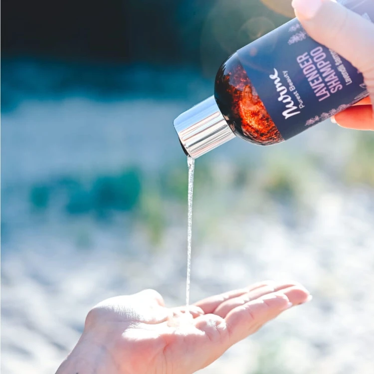 nurme-lavender-shampoo-pro-vit-b5-lifestyle-wyciskanie-dloni-slonce.jpg
