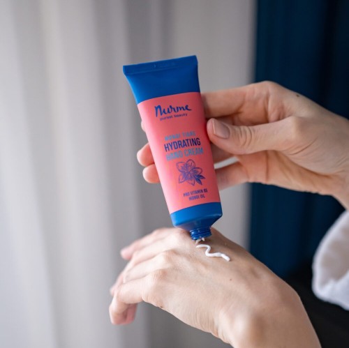 nurme-krem-do-rak-monoi-tiare-50ml-aplikacja.jpg