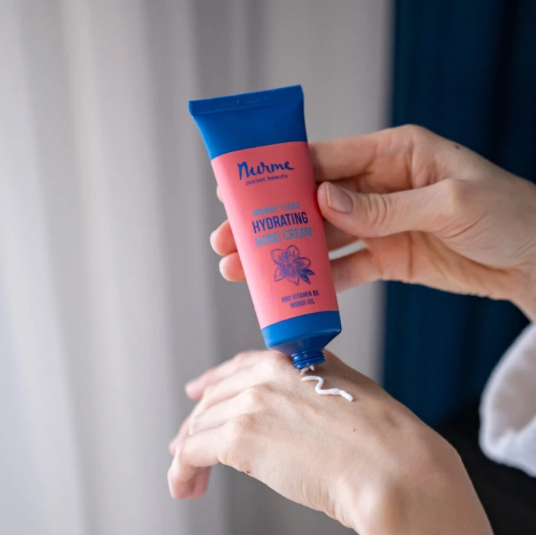 nurme-krem-do-rak-monoi-tiare-50ml-aplikacja.jpg