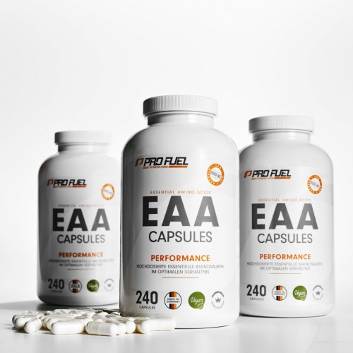 Trzy białe słoiki ProFuel EAA Capsules ustawione na jasnym tle, przed nimi rozsypane białe kapsułki. Na etykietach pomarańczowy napis Performance i logo ProFuel.
