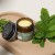 otwarty-sloik-minty-tallow-lipbalm-deska-lisce-miety.jpg
