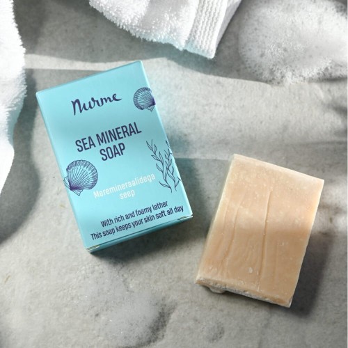 nurme-sea-mineral-soap-lifestyle-szara-powierzchnia-recznik.jpg