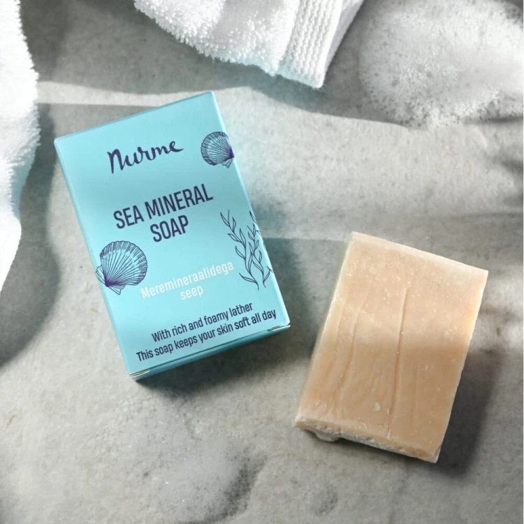 nurme-sea-mineral-soap-lifestyle-szara-powierzchnia-recznik.jpg
