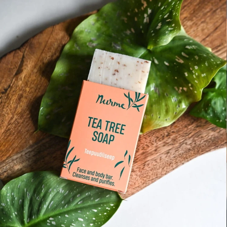 nurme-tea-tree-soap-lifestyle-drewniana-deska-liscie.jpg