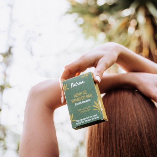 nurme-hemp-oil-shampoo-bar-lifestyle-wlosy-kobieta.jpg