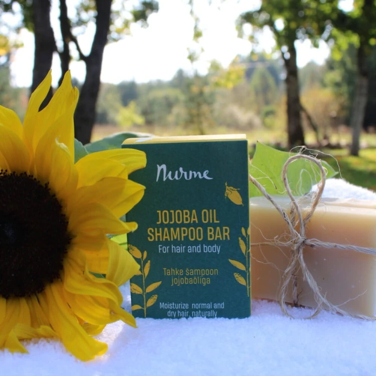 nurme-jojoba-oil-shampoo-bar-lifestyle-slonecznik-ogrod.jpg