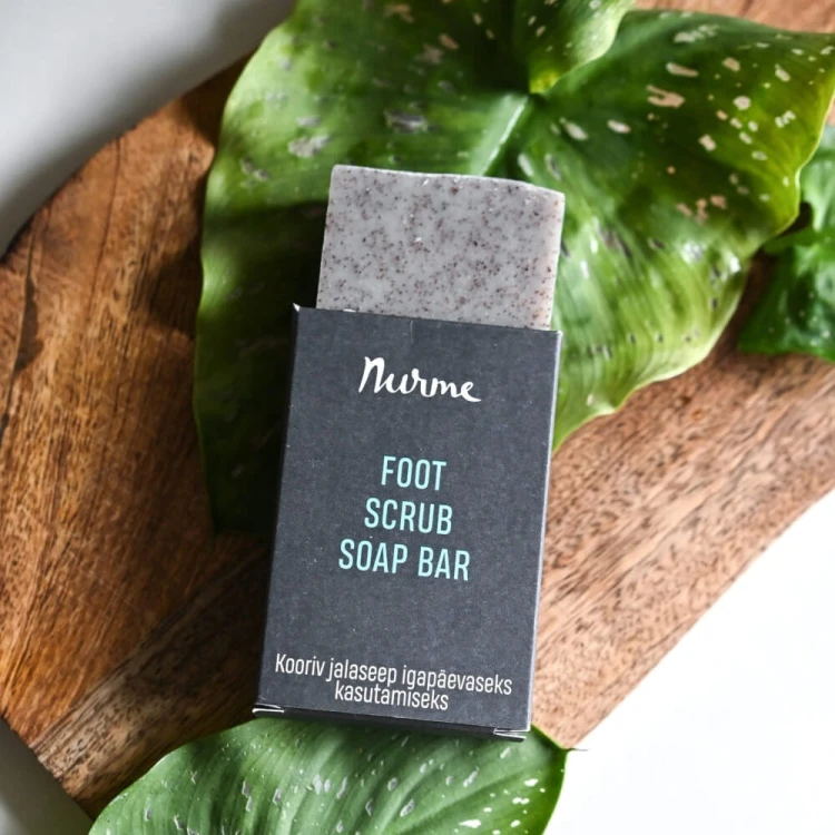 nurme-foot-scrub-soap-bar-opakowanie-drewniana-deska-liscie.jpg