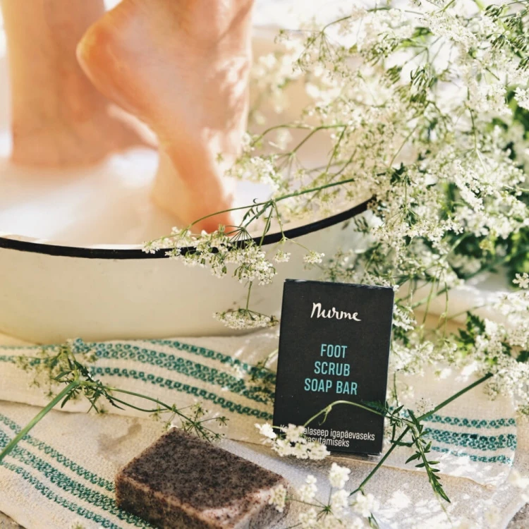 nurme-foot-scrub-soap-bar-lifestyle-stopy-miednica-kwiaty.jpg