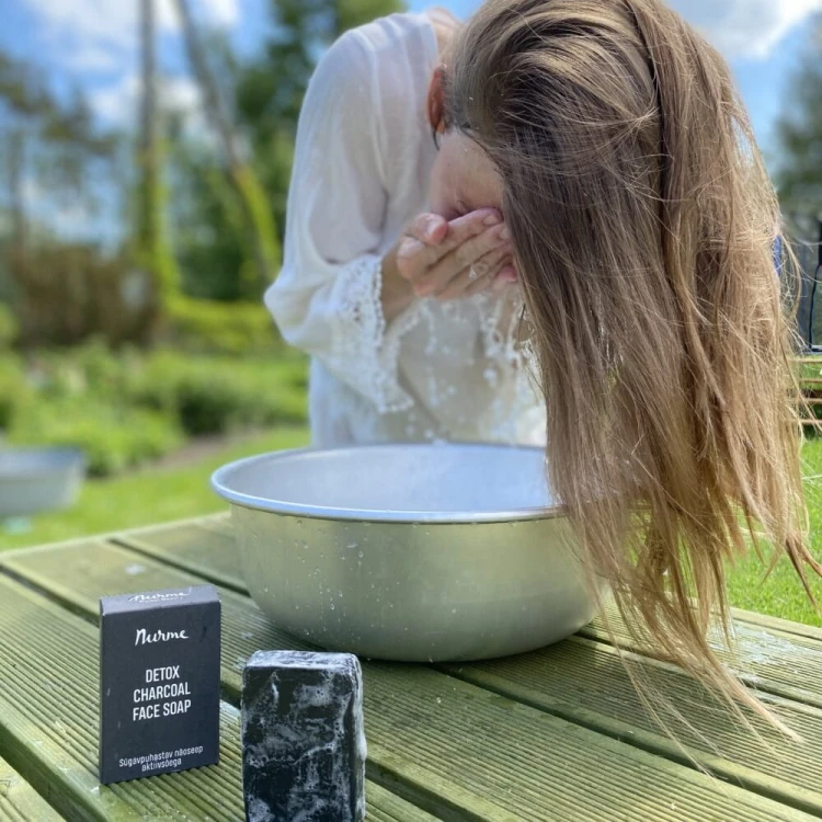 nurme-detox-charcoal-face-soap-kobieta-mycie-twarzy-miska.jpg