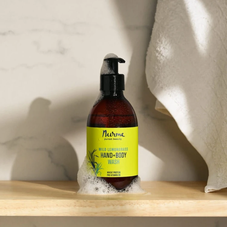 nurme-wild-lemongrass-hand-body-wash-butelka-polka-piana-recznik.jpg