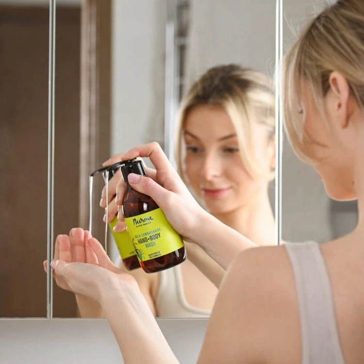 nurme-wild-lemongrass-hand-body-wash-kobieta-pompka-lustro-lazienka.jpg