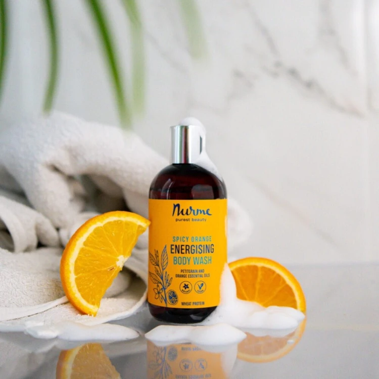 nurme-spicy-orange-energising-body-wash-lifestyle-pomarancze-piana-recznik.jpg
