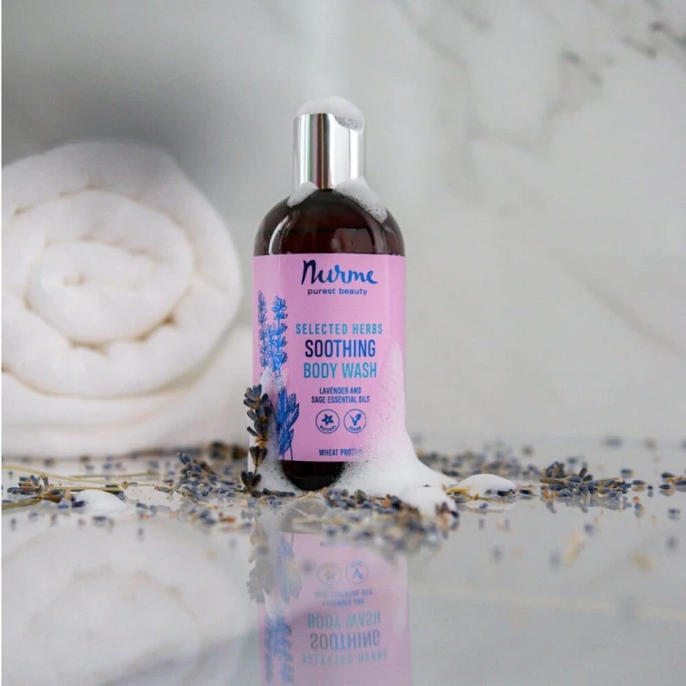 nurme-selected-herbs-soothing-body-wash-lifestyle-lawenda-piana-recznik.jpg