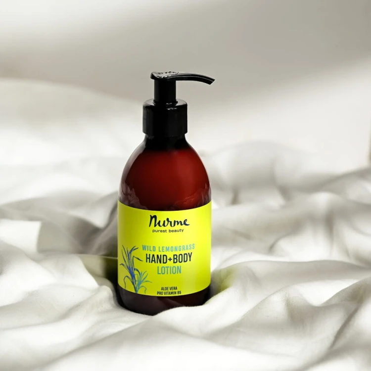 nurme-wild-lemongrass-hand-body-lotion-lifestyle-butelka-posciel-len.jpg