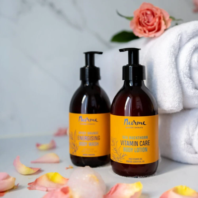 nurme-sea-buckthorn-vitamin-care-body-lotion-lifestyle-roza-recznik-marmur.jpg