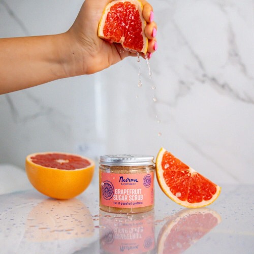 nurme-grapefruit-sugar-scrub-lifestyle-dlon-wyciskanie-grapefruit-marmur.jpg