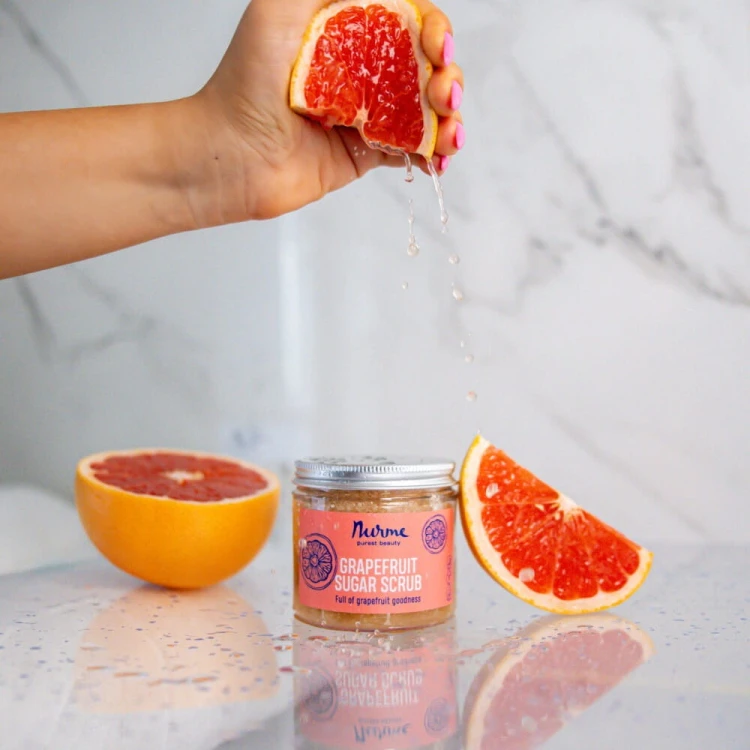 nurme-grapefruit-sugar-scrub-lifestyle-dlon-wyciskanie-grapefruit-marmur.jpg