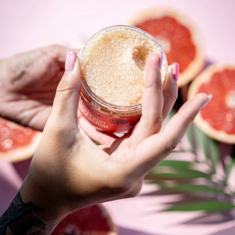 nurme-grapefruit-sugar-scrub-lifestyle-rece-sloiczek-grapefruit-rozowe-tlo.jpg