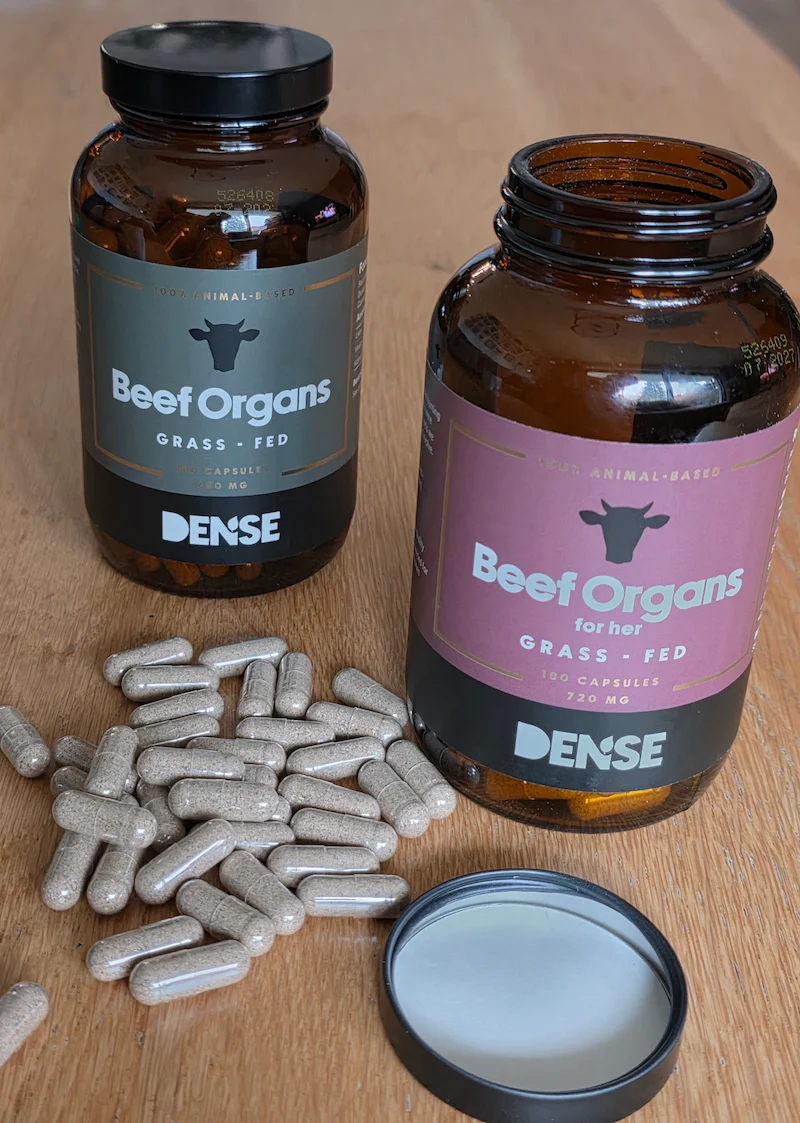 Kapsułki Dense Beef Organs wysypane — zawartość suplementu z organów wołowych grass-fed